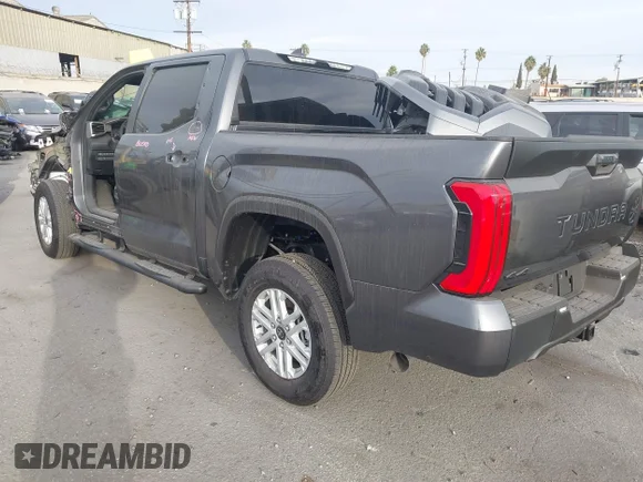 ✅ 2025 Toyota Tundra SR5 • VIN: 5TFLA5DB3SX323973 • Lot: 43412663. Wystawiony na IAAI z przebiegiem 792 mil. Bezpłatny archiwum sprzedaży aukcyjnych z USA i szczegółowy raport historii pojazdu na DreamBid. Zdjęcie 3.
