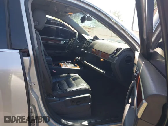 ✅ 2004 Volkswagen Touareg • VIN: WVGCM77L44D072372 • Lot: 42889894. Wystawiony na IAAI z przebiegiem 148 150 mil. Bezpłatny archiwum sprzedaży aukcyjnych z USA i szczegółowy raport historii pojazdu na DreamBid. Zdjęcie 5.