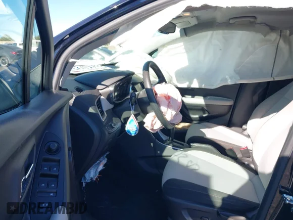 ✅ 2022 Chevrolet Trax LS • VIN: KL7CJNSM8NB526716 • Lot: 43857383. Wystawiony na IAAI z przebiegiem 63 348 mil. Bezpłatny archiwum sprzedaży aukcyjnych z USA i szczegółowy raport historii pojazdu na DreamBid. Zdjęcie 5.