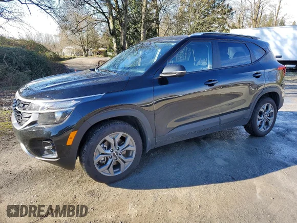 ✅ 2026 Kia Seltos LX • VIN: KNDEPCAA4T7858335 • Лот: 74973815. Опубліковано раніше на Copart з пробігом 11 421 км. Безкоштовний доступ до архіву аукціонних продажів зі США та докладний звіт про історію автомобіля на DreamBid. Зображення 1.