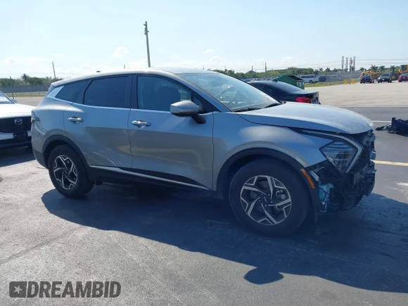 ✅ 2025 Kia Sportage LX • VIN: KNDPU3DF1S7387283 • Lot: 44694099. Wystawiony na IAAI z przebiegiem 17 897 mil. Bezpłatny archiwum sprzedaży aukcyjnych z USA i szczegółowy raport historii pojazdu na DreamBid. Zdjęcie 1.