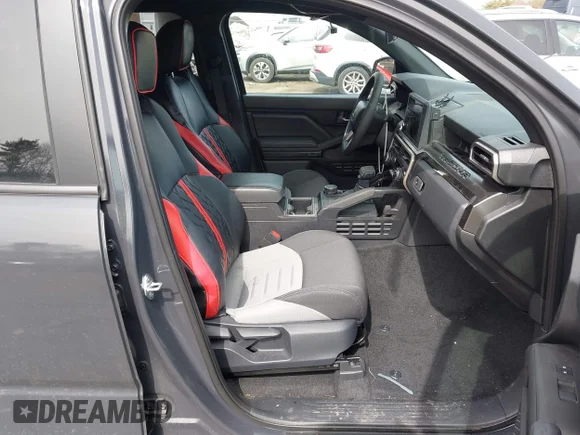 ✅ 2025 Toyota Tacoma SR5 • VIN: 3TMLB5JN2SM174991 • Lot: 44603648. Wystawiony na IAAI z przebiegiem 8 858 mil. Bezpłatny archiwum sprzedaży aukcyjnych z USA i szczegółowy raport historii pojazdu na DreamBid. Zdjęcie 5.