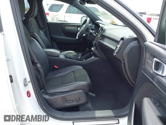 ✅ 2019 Volvo XC40 R-Design • VIN: YV4162UM3K2045725 • Lot: 43016220. Wystawiony na IAAI z przebiegiem 89 963 mil. Bezpłatny archiwum sprzedaży aukcyjnych z USA i szczegółowy raport historii pojazdu na DreamBid. Zdjęcie 5.