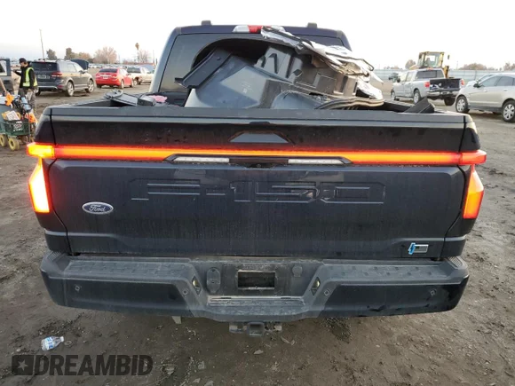 ✅ 2022 Ford F-150 Lightning Pro • VIN: 1FTVW1EL9NWG15535 • Lot: 37485803. Wystawiony na Copart z przebiegiem 988 mil. Bezpłatny archiwum sprzedaży aukcyjnych z USA i szczegółowy raport historii pojazdu na DreamBid. Zdjęcie 6.