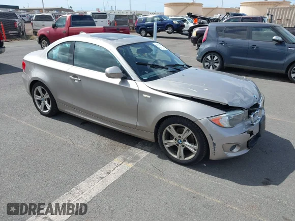 ✅ 2013 BMW 1 Series 128i • VIN: WBAUP9C56DVS95426 • Лот: 42749863. Опубліковано раніше на IAAI з пробігом 42 233 миль. Безкоштовний доступ до архіву аукціонних продажів зі США та докладний звіт про історію автомобіля на DreamBid. Зображення 1.