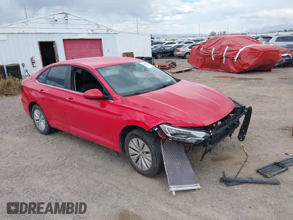 ✅ 2019 Volkswagen Jetta S • VIN: 3VWC57BU8KM052108 • Lot: 44881564. Wystawiony na IAAI z przebiegiem 82 778 mil. Bezpłatny archiwum sprzedaży aukcyjnych z USA i szczegółowy raport historii pojazdu na DreamBid. Zdjęcie 1.