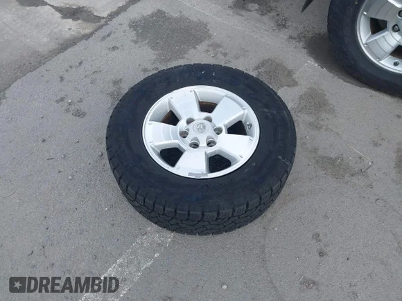 ✅ 2015 Toyota Tacoma • VIN: 3TMLU4ENXFM172376 • Lot: 44063929. Wystawiony na IAAI z przebiegiem 83 684 mil. Bezpłatny archiwum sprzedaży aukcyjnych z USA i szczegółowy raport historii pojazdu na DreamBid. Zdjęcie 12.