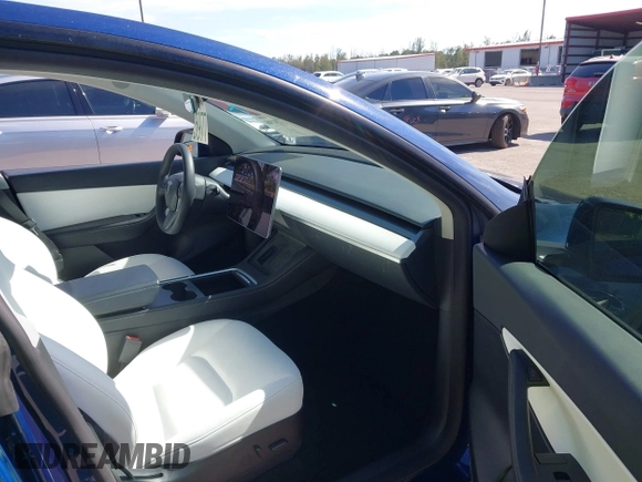 ✅ 2022 Tesla Model Y Performance • VIN: 7SAYGDEFXNF467621 • Lot: 44173198. Wystawiony na IAAI z przebiegiem 50 330 mil. Bezpłatny archiwum sprzedaży aukcyjnych z USA i szczegółowy raport historii pojazdu na DreamBid. Zdjęcie 5.