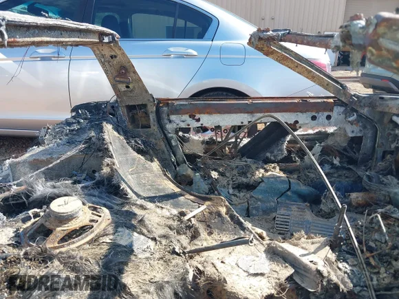 ✅ 1988 Chevrolet Corvette • VIN: 1G1YY2189J5102079 • Lot: 41190529. Wystawiony na IAAI z przebiegiem Nie podano. Bezpłatny archiwum sprzedaży aukcyjnych z USA i szczegółowy raport historii pojazdu na DreamBid. Zdjęcie 5.
