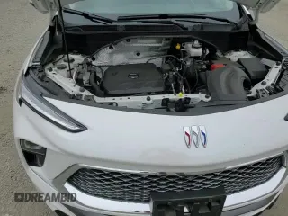 ✅ 2024 Buick Encore GX Avenir • VIN: KL4AMGSL9RB050433 • Lot: 67776265. Wystawiony na Copart z przebiegiem 18 283 mil. Bezpłatny archiwum sprzedaży aukcyjnych z USA i szczegółowy raport historii pojazdu na DreamBid. Zdjęcie 16.