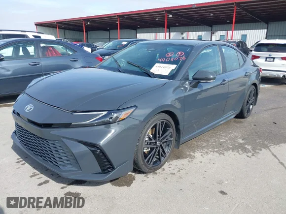 ✅ 2025 Toyota Camry LE • VIN: 4T1DBADK7SU512584 • Lot: 44011073. Wystawiony na IAAI z przebiegiem 8 540 mil. Bezpłatny archiwum sprzedaży aukcyjnych z USA i szczegółowy raport historii pojazdu na DreamBid. Zdjęcie 2.
