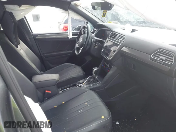 ✅ 2023 Volkswagen Tiguan SE R-Line Black • VIN: 3VV8B7AXXPM126893 • Lot: 44456054. Wystawiony na IAAI z przebiegiem 60 583 mil. Bezpłatny archiwum sprzedaży aukcyjnych z USA i szczegółowy raport historii pojazdu na DreamBid. Zdjęcie 5.