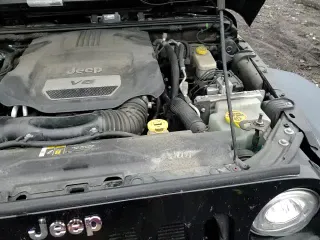 ✅ 2017 Jeep Wrangler Unlimited Rubicon Recon • VIN: 1C4BJWFG0HL504880 • Lot: 93318485. Wystawiony na Copart z przebiegiem 76 704 mil. Bezpłatny archiwum sprzedaży aukcyjnych z USA i szczegółowy raport historii pojazdu na DreamBid. Zdjęcie 13.