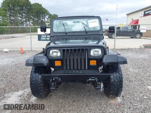 ✅ 1988 Jeep Wrangler • VIN: 2BCCZ8110JB532150 • Lot: 44525583. Wystawiony na IAAI z przebiegiem 101 361 mil. Bezpłatny archiwum sprzedaży aukcyjnych z USA i szczegółowy raport historii pojazdu na DreamBid. Zdjęcie 6.