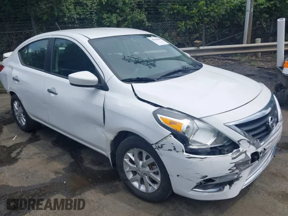 ✅ 2018 Nissan Versa SV • VIN: 3N1CN7APXJL801447 • Lot: 45454888. Wystawiony na IAAI z przebiegiem 43 212 mil. Bezpłatny archiwum sprzedaży aukcyjnych z USA i szczegółowy raport historii pojazdu na DreamBid. Zdjęcie 1.
