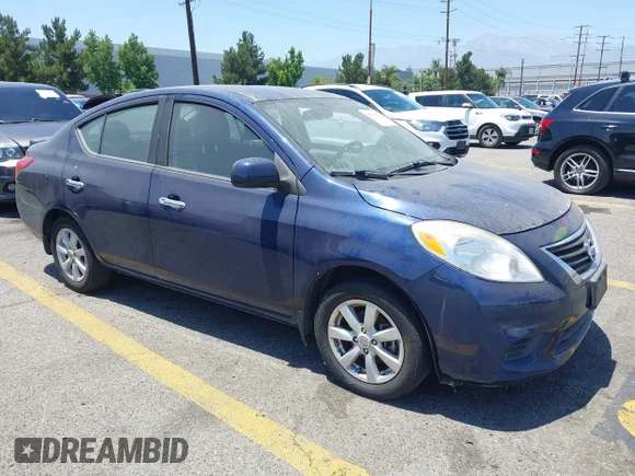 ✅ 2014 Nissan Versa SV • VIN: 3N1CN7AP0EL850792 • Лот: 45458653. Опубліковано раніше на IAAI з пробігом 158 109 миль. Безкоштовний доступ до архіву аукціонних продажів зі США та докладний звіт про історію автомобіля на DreamBid. Зображення 1.