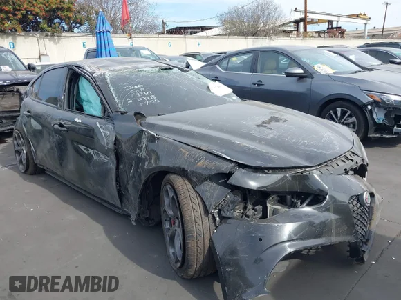 ✅ 2018 Alfa Romeo Giulia Ti Sport • VIN: ZARFAECN9J7578818 • Лот: 41375746. Опубліковано раніше на IAAI з пробігом Не вказано. Безкоштовний доступ до архіву аукціонних продажів зі США та докладний звіт про історію автомобіля на DreamBid. Зображення 1.