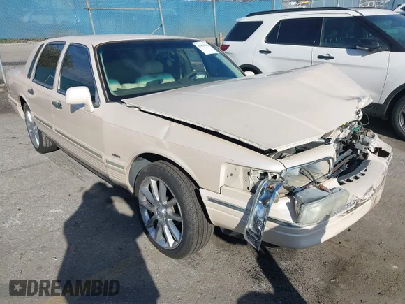 ✅ 1997 Lincoln Town Car Cartier • VIN: 1LNLM83W6VY662363 • Lot: 43834941. Wystawiony na IAAI z przebiegiem 239 712 mil. Bezpłatny archiwum sprzedaży aukcyjnych z USA i szczegółowy raport historii pojazdu na DreamBid. Zdjęcie 1.