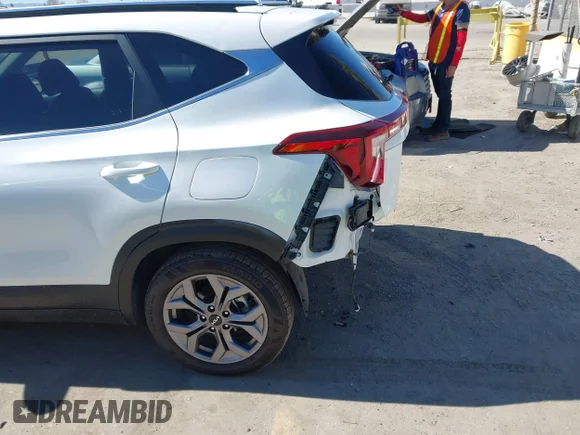✅ 2024 Kia Seltos S • VIN: KNDEU2AA8R7613954 • Лот: 43454806. Опубліковано раніше на IAAI з пробігом 12 352 миль. Безкоштовний доступ до архіву аукціонних продажів зі США та докладний звіт про історію автомобіля на DreamBid. Зображення 6.