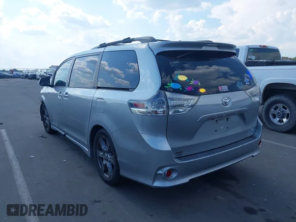 ✅ 2017 Toyota Sienna SE Premium • VIN: 5TDXZ3DC4HS768227 • Lot: 45334590. Wystawiony na IAAI z przebiegiem 129 777 mil. Bezpłatny archiwum sprzedaży aukcyjnych z USA i szczegółowy raport historii pojazdu na DreamBid. Zdjęcie 3.