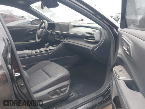 ✅ 2024 Toyota Crown XLE • VIN: JTDAAAAF8R3026304 • Lot: 45426738. Wystawiony na IAAI z przebiegiem 32 402 mil. Bezpłatny archiwum sprzedaży aukcyjnych z USA i szczegółowy raport historii pojazdu na DreamBid. Zdjęcie 5.