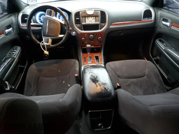 ✅ 2012 Chrysler 300 • VIN: 2C3CCAAG6CH112618 • Lot: 81117994. Wystawiony na Copart z przebiegiem 157 450 mil. Bezpłatny archiwum sprzedaży aukcyjnych z USA i szczegółowy raport historii pojazdu na DreamBid. Zdjęcie 8.