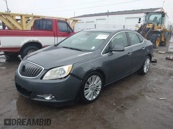 ✅ 2013 Buick Verano • VIN: 1G4PP5SK3D4200676 • Лот: 44517248. Опубліковано раніше на IAAI з пробігом 182 785 миль. Безкоштовний доступ до архіву аукціонних продажів зі США та докладний звіт про історію автомобіля на DreamBid. Зображення 2.