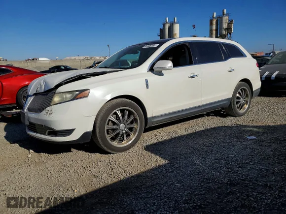 ✅ 2016 Lincoln MKT EcoBoost • VIN: 2LMHJ5AT9GBL01090 • Лот: 48520836. Опубликован ранее на Copart с пробегом 103 972 миль. Бесплатный доступ к архиву аукционных продаж из США и подробный отчёт об истории автомобиля на DreamBid. Изображение 1.