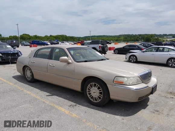✅ 2009 Lincoln Town Car Signature Limited • VIN: 2LNHM82V89X631488 • Lot: 45192473. Wystawiony na IAAI z przebiegiem 288 714 mil. Bezpłatny archiwum sprzedaży aukcyjnych z USA i szczegółowy raport historii pojazdu na DreamBid. Zdjęcie 1.
