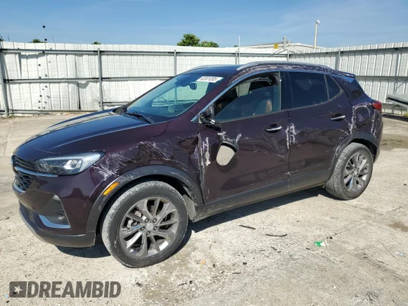 ✅ 2020 Buick Encore GX Essence • VIN: KL4MMGSL8LB101408 • Лот: 63301095. Опубліковано раніше на Copart з пробігом 54 130 миль. Безкоштовний доступ до архіву аукціонних продажів зі США та докладний звіт про історію автомобіля на DreamBid. Зображення 1.