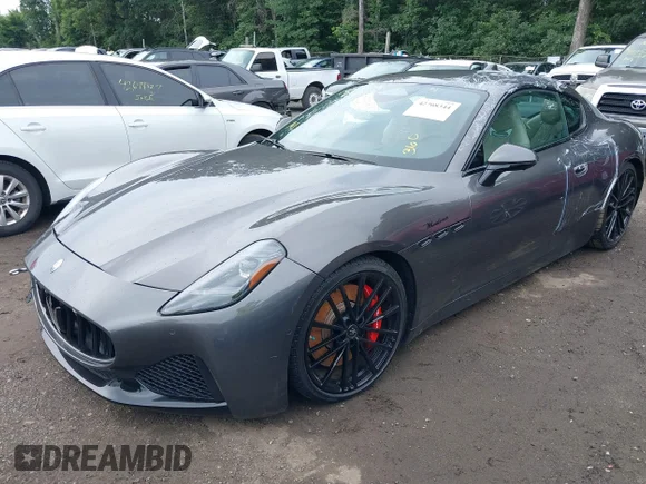 ✅ 2024 Maserati GranTurismo MODENA • VIN: ZAMBMVBB2RX432680 • Lot: 42708344. Wystawiony na IAAI z przebiegiem 9 512 mil. Bezpłatny archiwum sprzedaży aukcyjnych z USA i szczegółowy raport historii pojazdu na DreamBid. Zdjęcie 2.