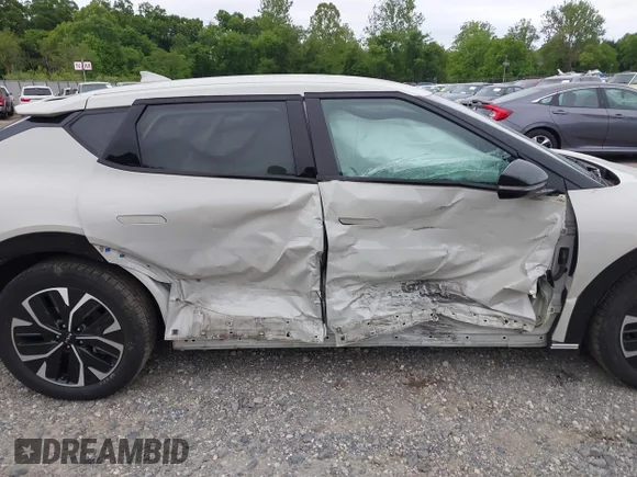 ✅ 2022 Kia EV6 Wind • VIN: KNDC3DLCXN5087157 • Лот: 42287893. Опубліковано раніше на IAAI з пробігом 51 216 миль. Безкоштовний доступ до архіву аукціонних продажів зі США та докладний звіт про історію автомобіля на DreamBid. Зображення 6.