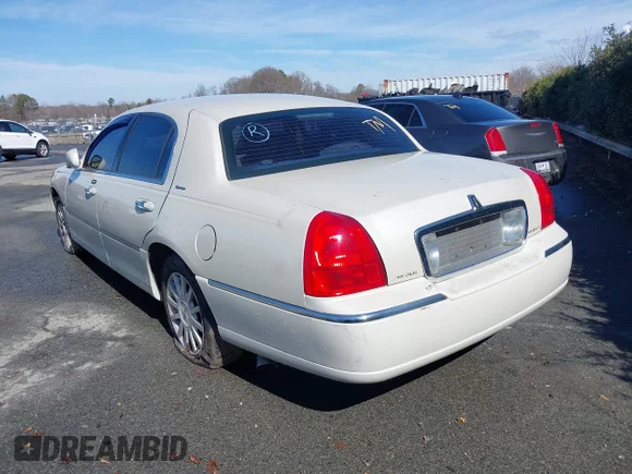 ✅ 2006 Lincoln Town Car Signature • VIN: 1LNHM81W66Y605851 • Lot: 44396231. Wystawiony na IAAI z przebiegiem 254 777 mil. Bezpłatny archiwum sprzedaży aukcyjnych z USA i szczegółowy raport historii pojazdu na DreamBid. Zdjęcie 3.