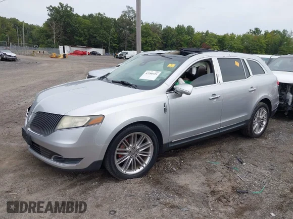 ✅ 2013 Lincoln MKT EcoBoost • VIN: 2LMHJ5AT1DBL52353 • Лот: 43286416. Опубликован ранее на IAAI с пробегом Не указан. Бесплатный доступ к архиву аукционных продаж из США и подробный отчёт об истории автомобиля на DreamBid. Изображение 2.