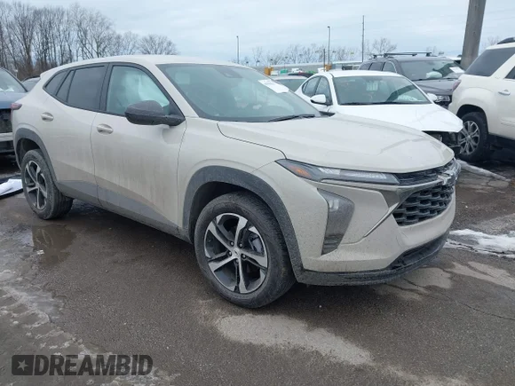 ✅ 2026 Chevrolet Trax 1RS • VIN: KL77LGEP9TC056247 • Lot: 44359617. Wystawiony na IAAI z przebiegiem 601 mil. Bezpłatny archiwum sprzedaży aukcyjnych z USA i szczegółowy raport historii pojazdu na DreamBid. Zdjęcie 1.
