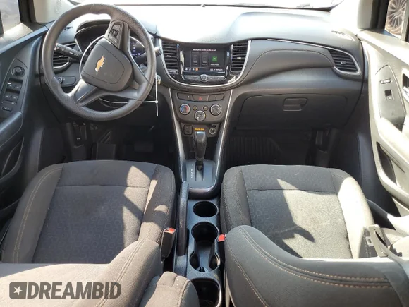 ✅ 2020 Chevrolet Trax LS • VIN: KL7CJKSB4LB057103 • Лот: 74091434. Опубликован ранее на Copart с пробегом 66 040 миль. Бесплатный доступ к архиву аукционных продаж из США и подробный отчёт об истории автомобиля на DreamBid. Изображение 8.