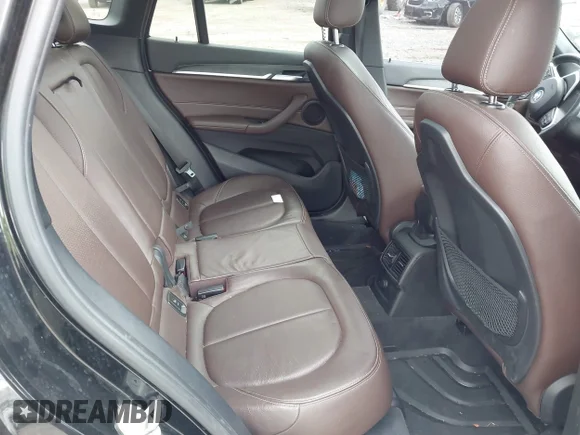 ✅ 2017 BMW X1 xDrive28i • VIN: WBXHT3C37H5F69935 • Lot: 42774691. Wystawiony na IAAI z przebiegiem 144 697 mil. Bezpłatny archiwum sprzedaży aukcyjnych z USA i szczegółowy raport historii pojazdu na DreamBid. Zdjęcie 8.