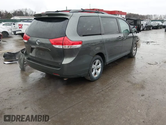 ✅ 2013 Toyota Sienna LE • VIN: 5TDKK3DC7DS403565 • Lot: 43989443. Wystawiony na IAAI z przebiegiem 262 249 mil. Bezpłatny archiwum sprzedaży aukcyjnych z USA i szczegółowy raport historii pojazdu na DreamBid. Zdjęcie 4.