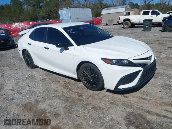✅ 2022 Toyota Camry SE • VIN: 4T1T11AK5NU034396 • Lot: 44588240. Wystawiony na IAAI z przebiegiem 63 061 mil. Bezpłatny archiwum sprzedaży aukcyjnych z USA i szczegółowy raport historii pojazdu na DreamBid. Zdjęcie 1.