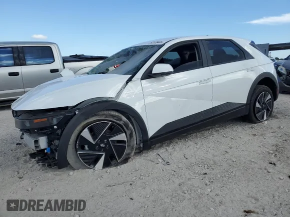 ✅ 2025 Hyundai Ioniq 5 SE • VIN: 7YAKM4DA2SY029794 • Лот: 92128405. Опубліковано раніше на Copart з пробігом 1 389 миль. Безкоштовний доступ до архіву аукціонних продажів зі США та докладний звіт про історію автомобіля на DreamBid. Зображення 1.