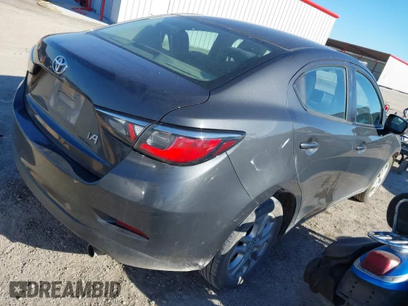✅ 2017 Toyota Yaris • VIN: 3MYDLBYV1HY181617 • Lot: 44193957. Wystawiony na IAAI z przebiegiem 62 878 mil. Bezpłatny archiwum sprzedaży aukcyjnych z USA i szczegółowy raport historii pojazdu na DreamBid. Zdjęcie 4.