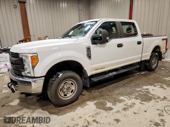 ✅ 2017 Ford F-250 Lariat • VIN: 1FT7W2B65HEC97775 • Lot: 98037235. Wystawiony na Copart z przebiegiem 220 067 mil. Bezpłatny archiwum sprzedaży aukcyjnych z USA i szczegółowy raport historii pojazdu na DreamBid. Zdjęcie 1.
