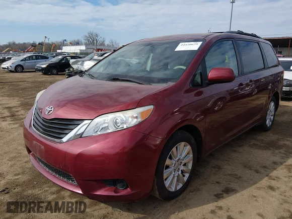 ✅ 2014 Toyota Sienna LE • VIN: 5TDJK3DC9ES089074 • Лот: 44420629. Опубліковано раніше на IAAI з пробігом 140 000 миль. Безкоштовний доступ до архіву аукціонних продажів зі США та докладний звіт про історію автомобіля на DreamBid. Зображення 2.