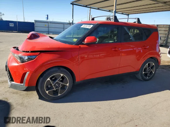 ✅ 2023 Kia Soul EX • VIN: KNDJ33AU9P7213867 • Лот: 46494746. Опубликован ранее на Copart с пробегом 25 029 миль. Бесплатный доступ к архиву аукционных продаж из США и подробный отчёт об истории автомобиля на DreamBid. Изображение 1.