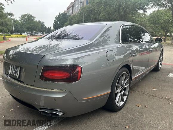 ✅ 2018 Bentley Flying Spur • VIN: SCBEH9ZA1JC066655 • Lot: 42395667. Wystawiony na IAAI z przebiegiem 31 880 mil. Bezpłatny archiwum sprzedaży aukcyjnych z USA i szczegółowy raport historii pojazdu na DreamBid. Zdjęcie 4.