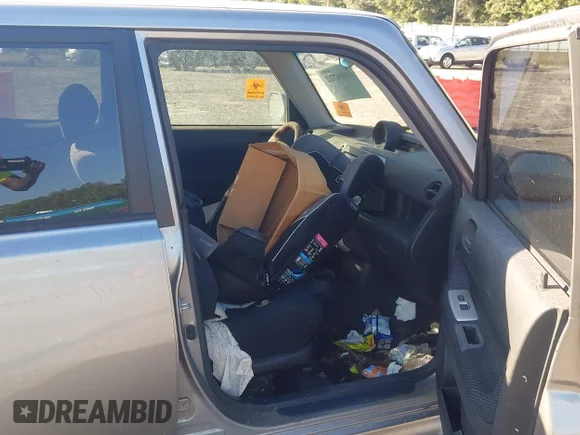 ✅ 2005 Scion xB • VIN: JTLKT324254019882 • Лот: 43004722. Опубліковано раніше на IAAI з пробігом Не вказано. Безкоштовний доступ до архіву аукціонних продажів зі США та докладний звіт про історію автомобіля на DreamBid. Зображення 5.