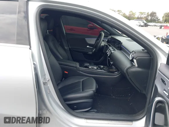 ✅ 2020 Mercedes-Benz A 220 • VIN: W1K3G4EB0LJ203579 • Lot: 45302298. Wystawiony na IAAI z przebiegiem 49 120 mil. Bezpłatny archiwum sprzedaży aukcyjnych z USA i szczegółowy raport historii pojazdu na DreamBid. Zdjęcie 5.