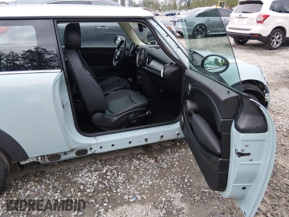 ✅ 2013 MINI Hardtop • VIN: WMWSU3C54DT688172 • Lot: 44913530. Wystawiony na IAAI z przebiegiem 101 532 mil. Bezpłatny archiwum sprzedaży aukcyjnych z USA i szczegółowy raport historii pojazdu na DreamBid. Zdjęcie 5.