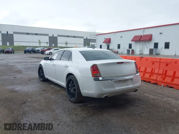 ✅ 2012 Chrysler 300 • VIN: 2C3CCAAG8CH104925 • Лот: 45037870. Опубликован ранее на IAAI с пробегом Не указан. Бесплатный доступ к архиву аукционных продаж из США и подробный отчёт об истории автомобиля на DreamBid. Изображение 3.