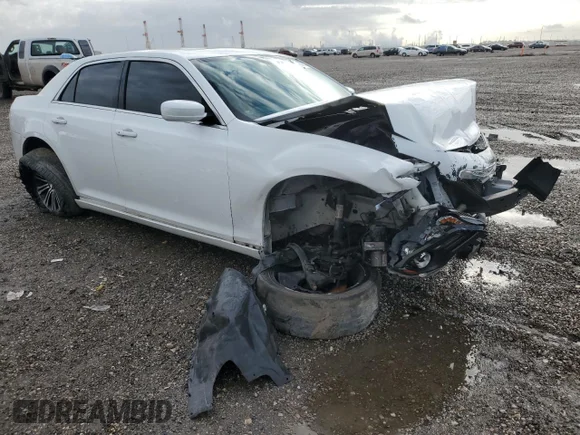 ✅ 2013 Chrysler 300 S • VIN: 2C3CCABT0DH691022 • Lot: 84861724. Wystawiony na Copart z przebiegiem 124 518 mil. Bezpłatny archiwum sprzedaży aukcyjnych z USA i szczegółowy raport historii pojazdu na DreamBid. Zdjęcie 4.